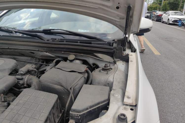 Used Roewe 550 2013 Classic Edition 550 1.8L Automatic Fashion Model Engine Bay Left