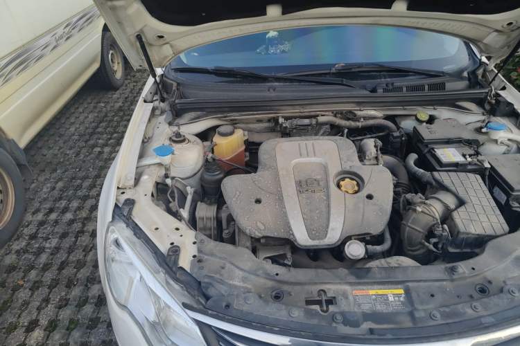Used Roewe 550 2013 550D 1.8T Automatic Premium Edition Engine Bay Right