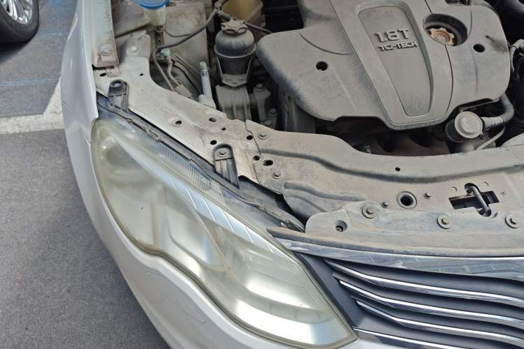 Used Roewe 550 2013 550D 1.8T Automatic Premium Edition Engine Bay Right