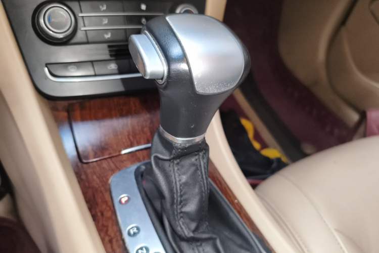 Used Roewe 550 2013 550D 1.8T Automatic Premium Edition Gear Lever