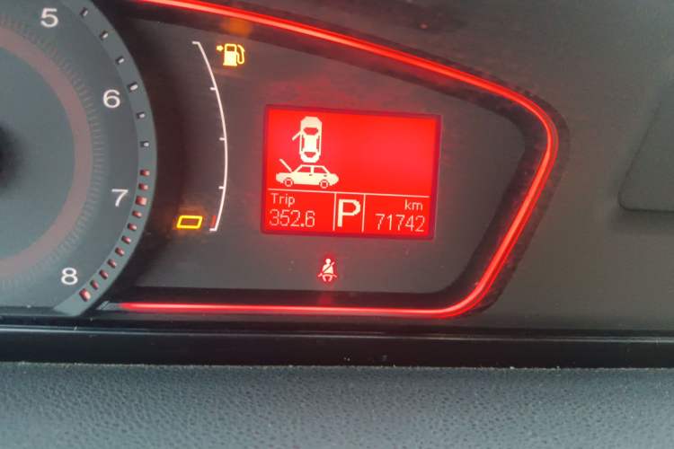 Used Roewe 550 2013 Classic Edition 550 1.8L Automatic Luxury Model Odometer Close Up