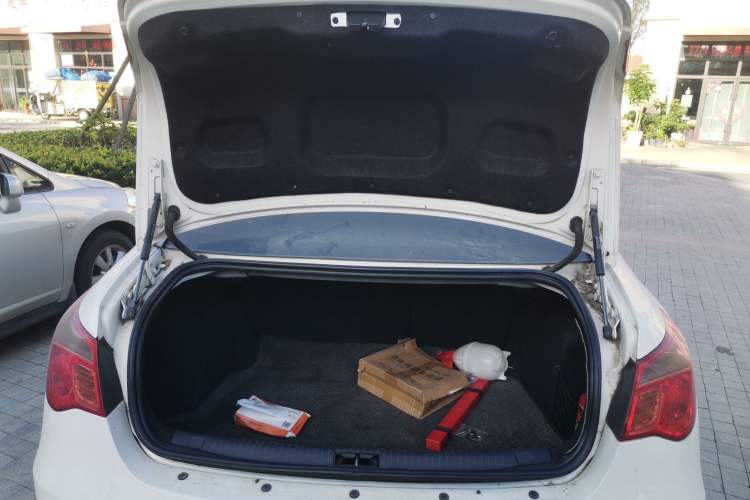 Used Roewe 550 2013 Classic Edition 550 1.8L Automatic Luxury Model Trunk