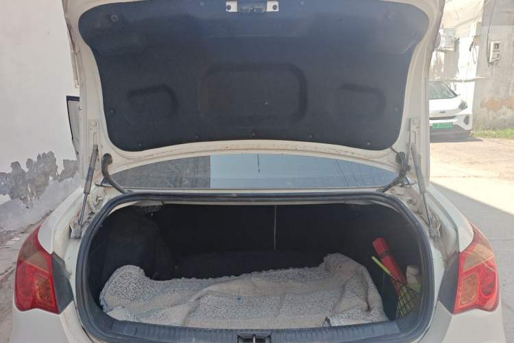 Used Roewe 550 2013 Classic Edition 550 1.8L Automatic Luxury Model Trunk