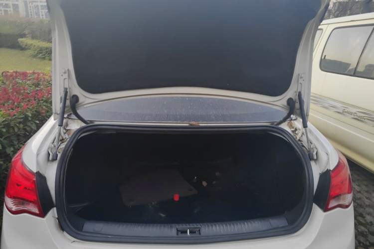 Used Roewe 550 2013 550D 1.8T Automatic Premium Edition Trunk