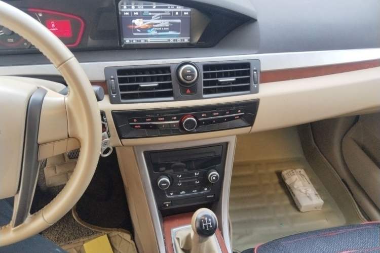 Used Roewe 550 2013 Classic Edition 550 1.8L Manual Fashion Model Audio And AC Panel