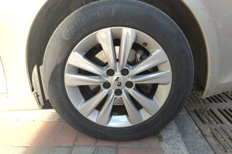 Used Roewe 550 2013 550S 1.8L Automatic Start-Zhen Edition Right Front Wheel Hub