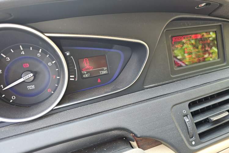 Used Roewe 550 2014 550S 1.8L Manual Smart Selection Model Odometer Close Up