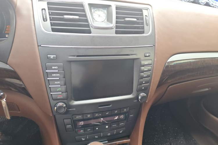 Used Roewe 750 2011 2.5L 750FL NAVI Haoya Edition Audio And AC Panel