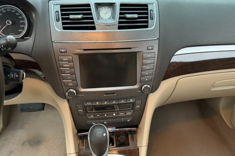 Used Roewe 750 2011 1.8T 750D NAVI Business Edition Automatic Transmission Interior 3