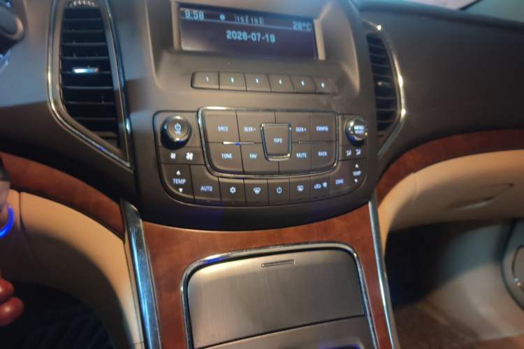 Used Roewe 950 2012 2.0L Comfort Edition Audio And AC Panel