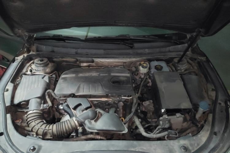 Used Roewe 950 2012 2.0L Comfort Edition Engine Bay