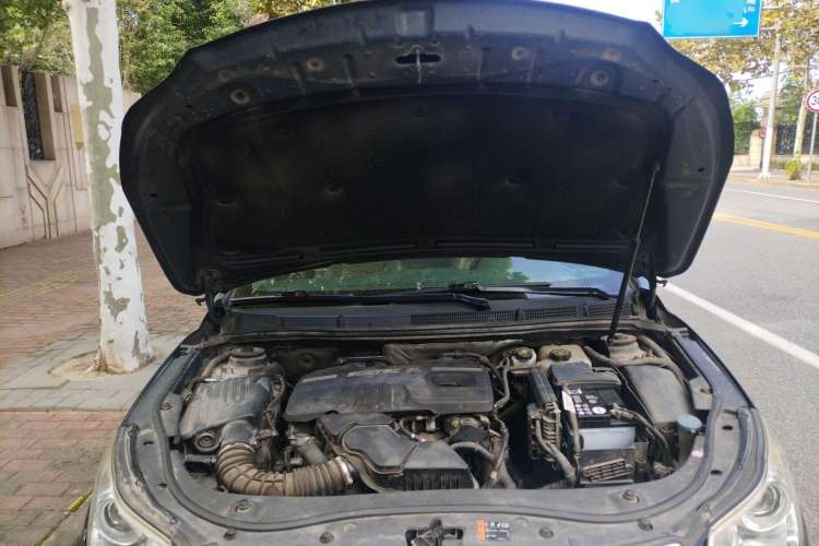 Used Roewe 950 2012 2.4L Luxury Edition Engine Bay