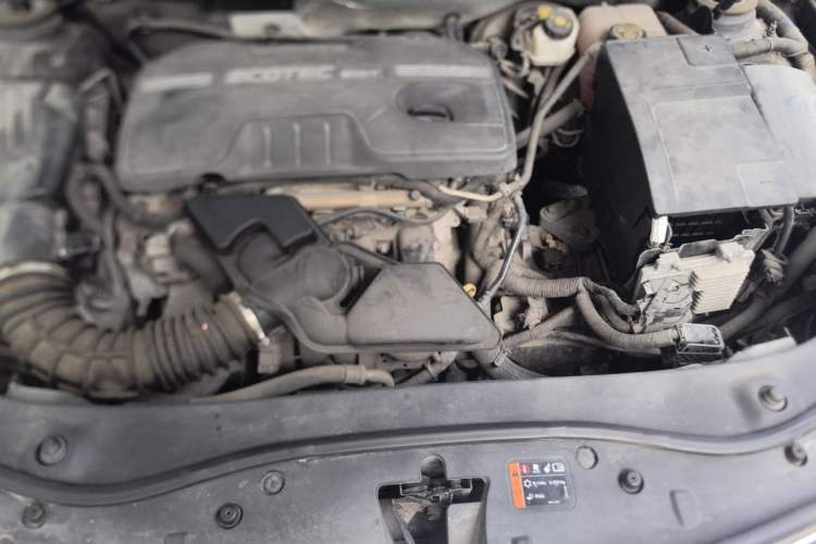 Used Roewe 950 2012 2.0L Comfort Edition Engine Bay
