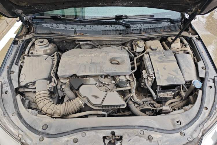 Used Roewe 950 2012 2.4L Luxury Edition Engine Bay