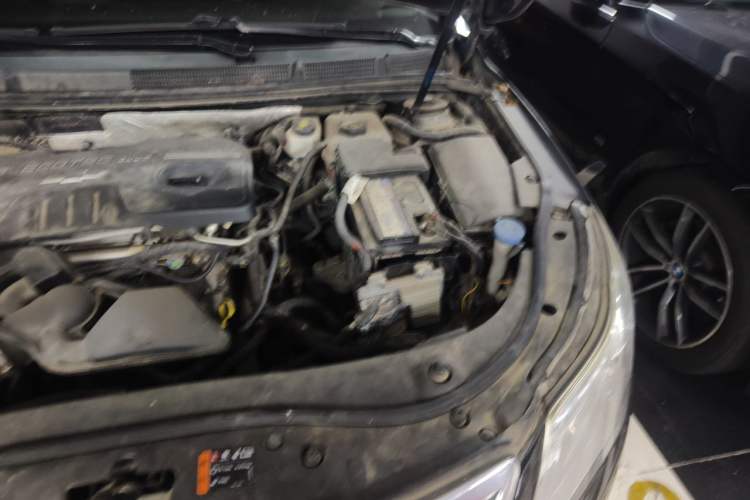 Used Roewe 950 2012 2.0L Comfort Edition Engine Bay Left
