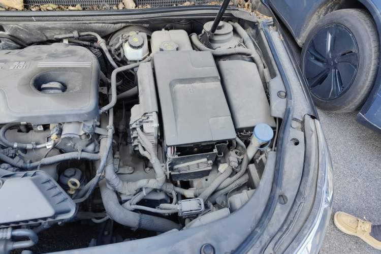 Used Roewe 950 2012 2.4L Luxury Executive Edition Engine Bay Left