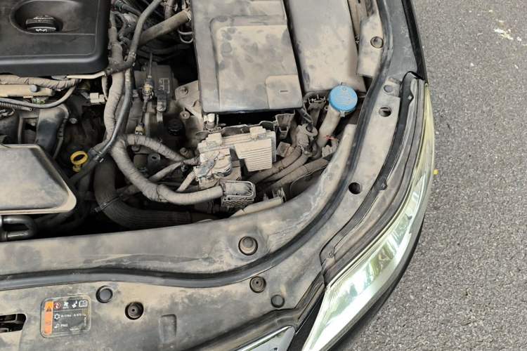 Used Roewe 950 2012 2.0L Comfort Edition Engine Bay Left