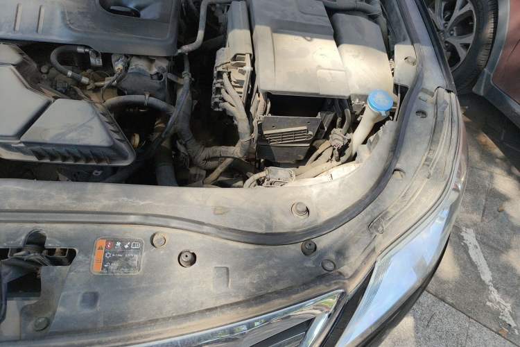 Used Roewe 950 2012 2.4L Luxury Executive Edition Engine Bay Left