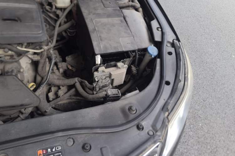 Used Roewe 950 2012 2.0L Comfort Edition Engine Bay Left