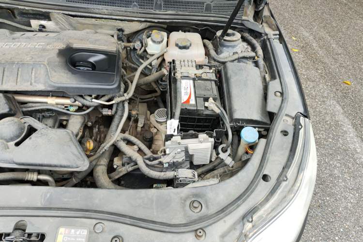 Used Roewe 950 2012 2.0L Comfort Edition Engine Bay Left