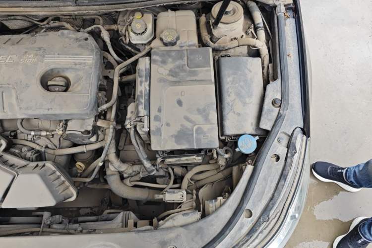 Used Roewe 950 2012 2.4L Luxury Edition Engine Bay Left