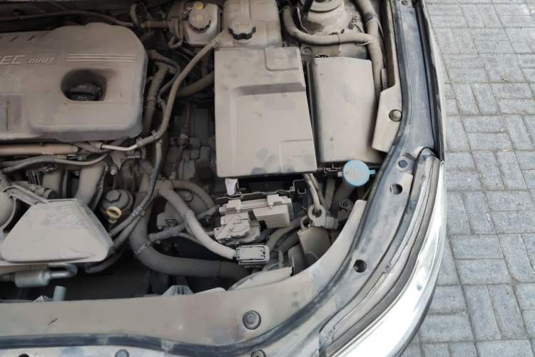 Used Roewe 950 2012 2.0L Comfort Edition Engine Bay Left