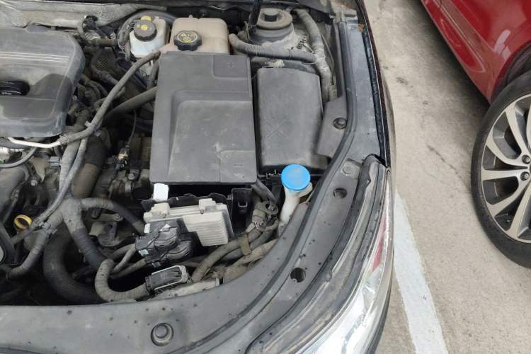Used Roewe 950 2012 2.0L Comfort Edition Engine Bay Left