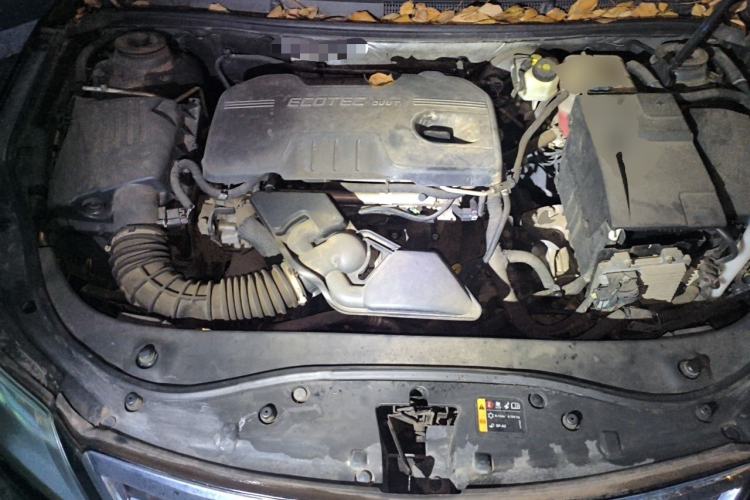 Used Roewe 950 2012 2.0L Comfort Edition Engine Bay