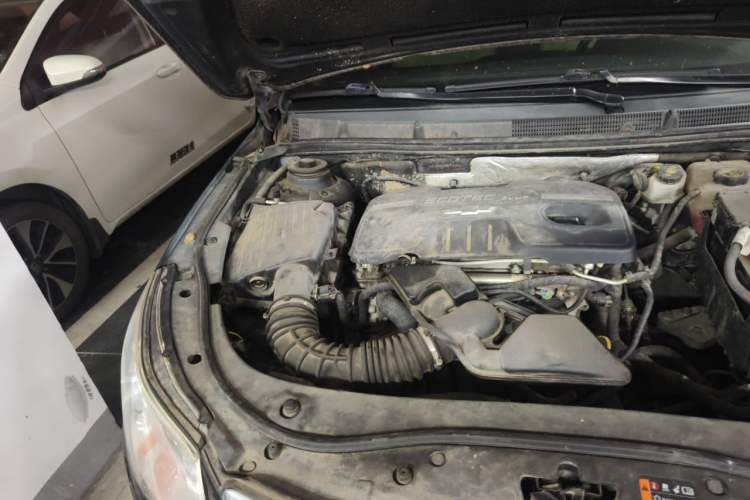 Used Roewe 950 2012 2.0L Comfort Edition Engine Bay Right