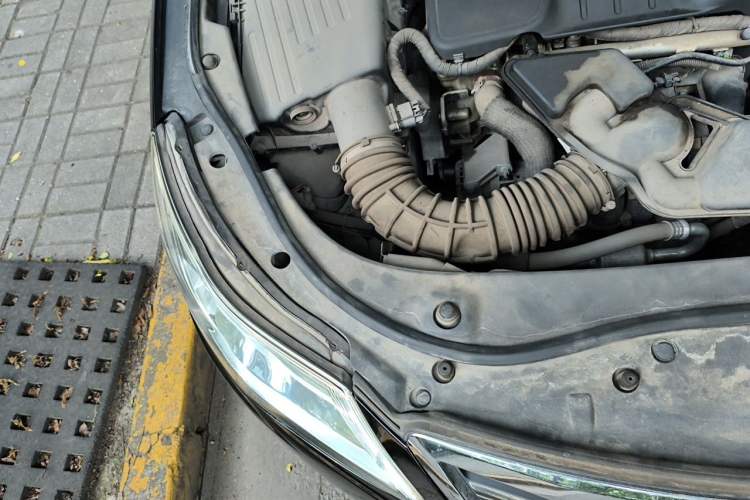 Used Roewe 950 2012 2.0L Comfort Edition Engine Bay Right