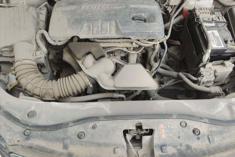 Used Roewe 950 2012 2.0L Comfort Edition Engine Bay