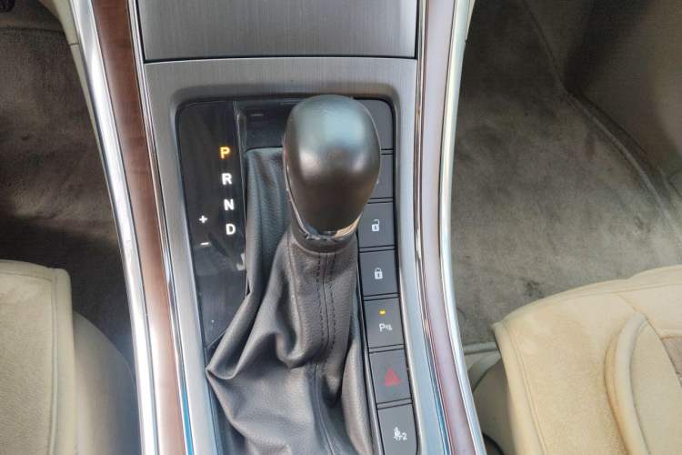 Used Roewe 950 2012 2.0L Comfort Edition Gear Lever