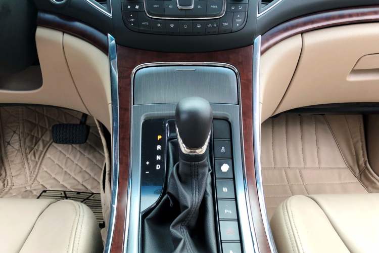Used Roewe 950 2012 2.4L Luxury Edition Interior 8