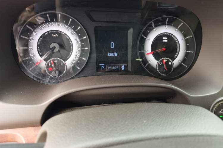 Used Roewe 950 2012 2.4L Luxury Edition Odometer Close Up