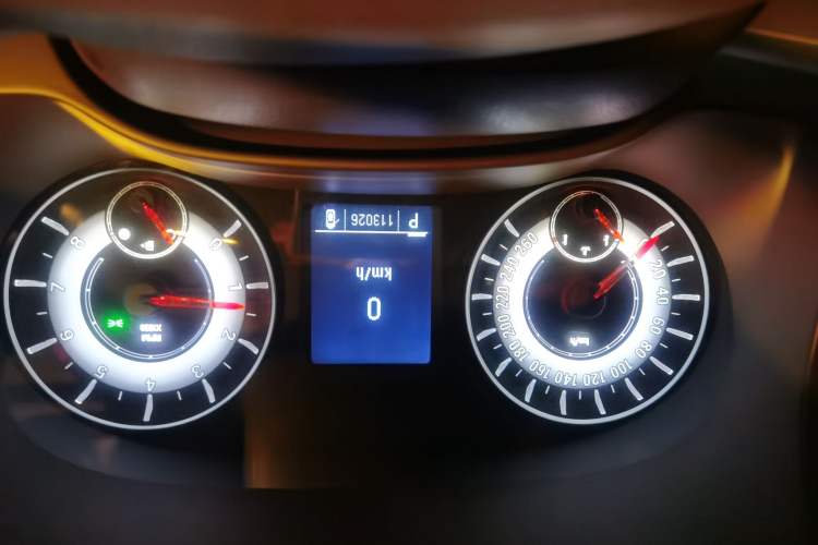 Used Roewe 950 2012 2.4L Luxury Edition Odometer Close Up