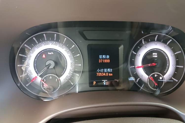 Used Roewe 950 2012 2.4L Luxury Executive Edition Odometer Close Up