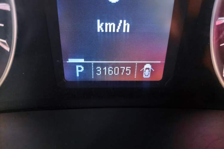 Used Roewe 950 2012 2.4L Luxury Edition Odometer Close Up