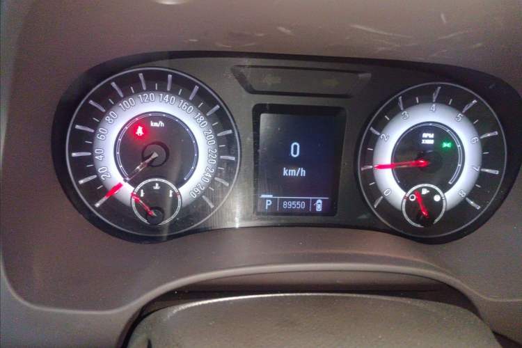 Used Roewe 950 2012 2.0L Elegant Edition Odometer Close Up