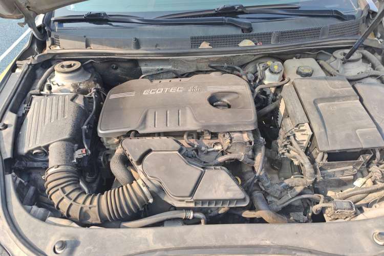 Used Roewe 950 2012 2.4L Luxury Executive Edition Engine Bay