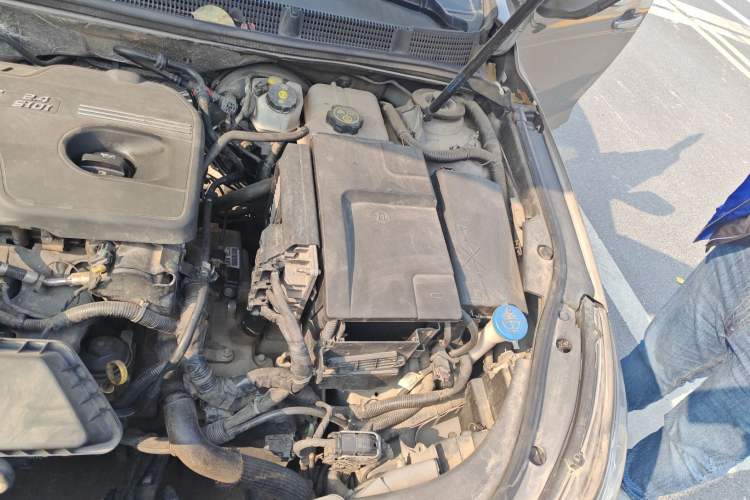 Used Roewe 950 2012 2.4L Luxury Executive Edition Engine Bay Left