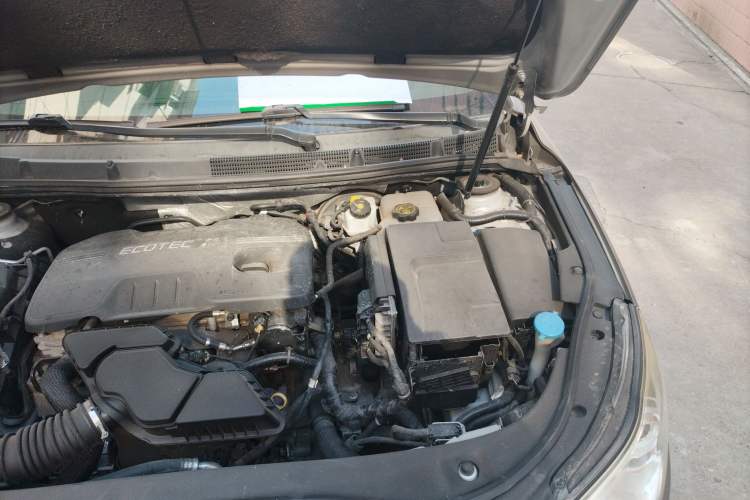 Used Roewe 950 2012 2.4L Luxury Executive Edition Engine Bay Left
