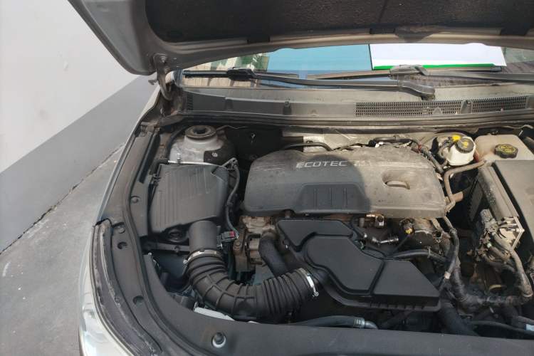 Used Roewe 950 2012 2.4L Luxury Executive Edition Engine Bay Right