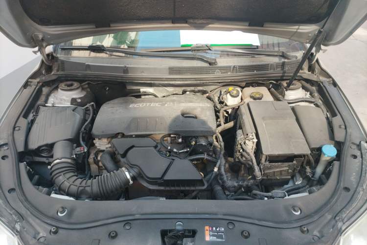 Used Roewe 950 2012 2.4L Luxury Executive Edition Engine Bay