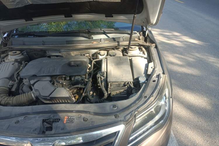 Used Roewe 950 2012 2.4L Luxury Executive Edition Engine Bay Left