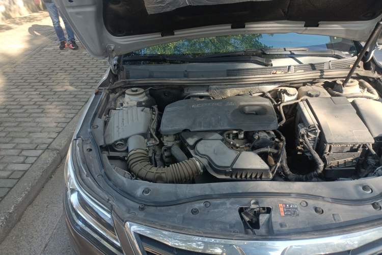 Used Roewe 950 2012 2.4L Luxury Executive Edition Engine Bay Right