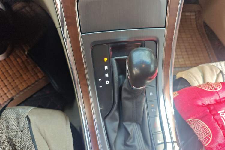 Used Roewe 950 2012 2.0L Comfort Edition Gear Lever