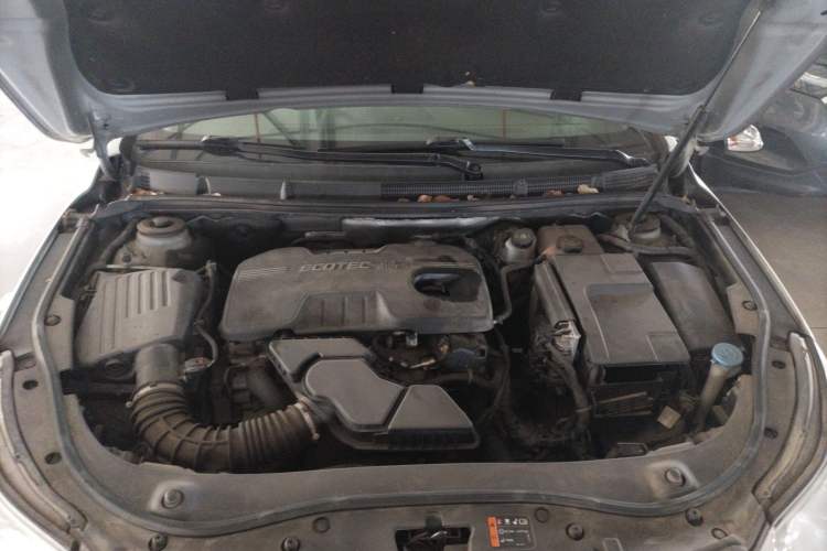 Used Roewe 950 2012 2.4L Luxury Edition Engine Bay