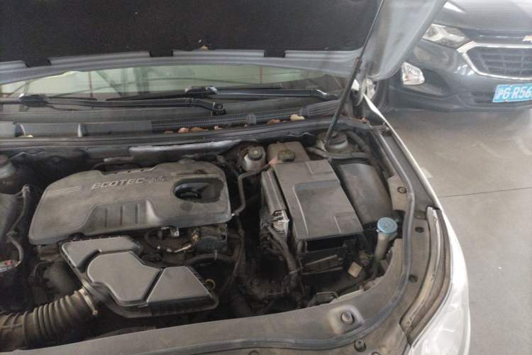 Used Roewe 950 2012 2.4L Luxury Edition Engine Bay Left