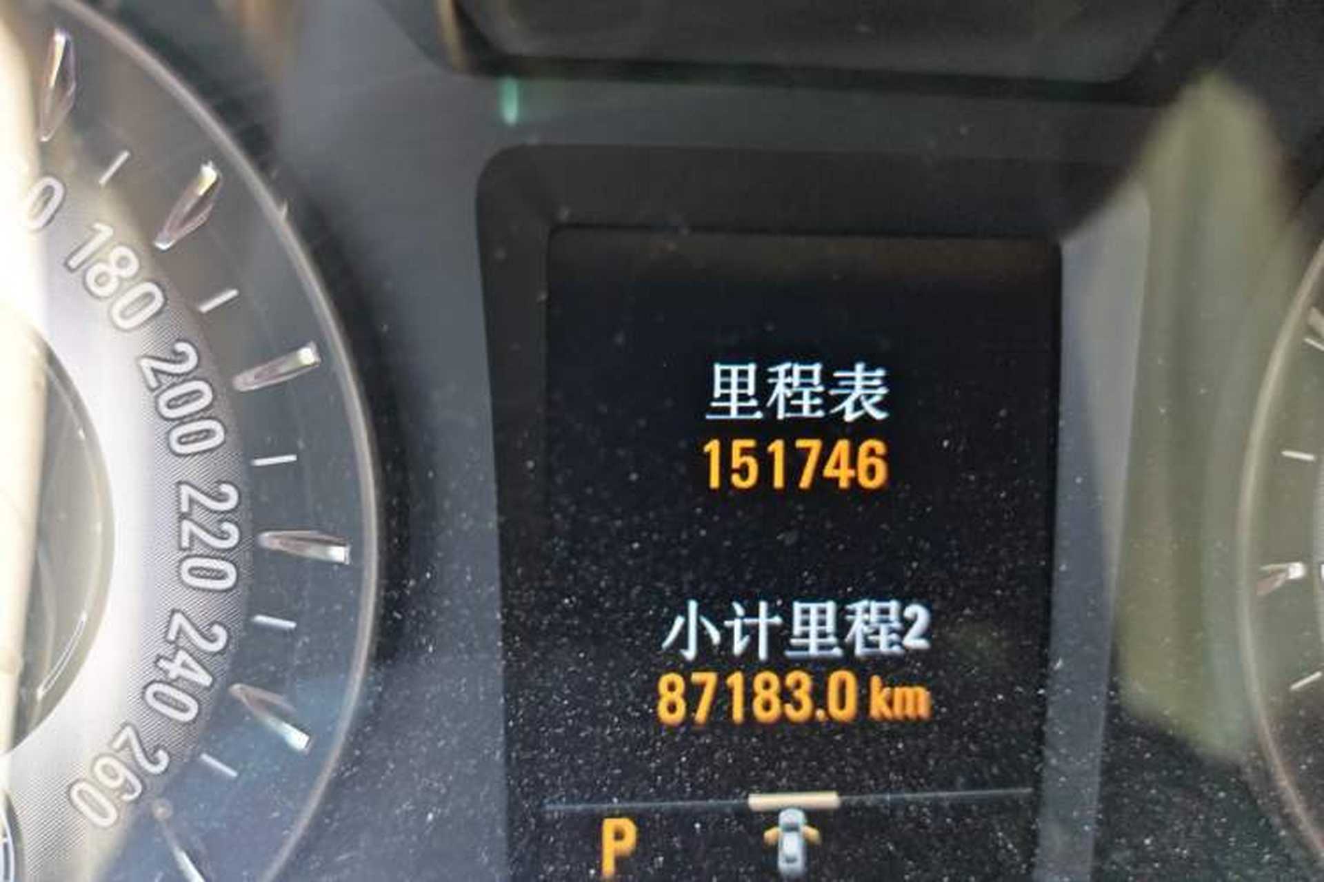 Used Roewe 950 2012 2.4L Luxury Executive Edition Odometer Close Up