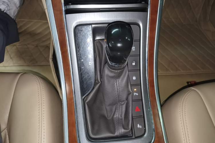 Used Roewe 950 2012 2.0L Comfort Edition Gear Lever
